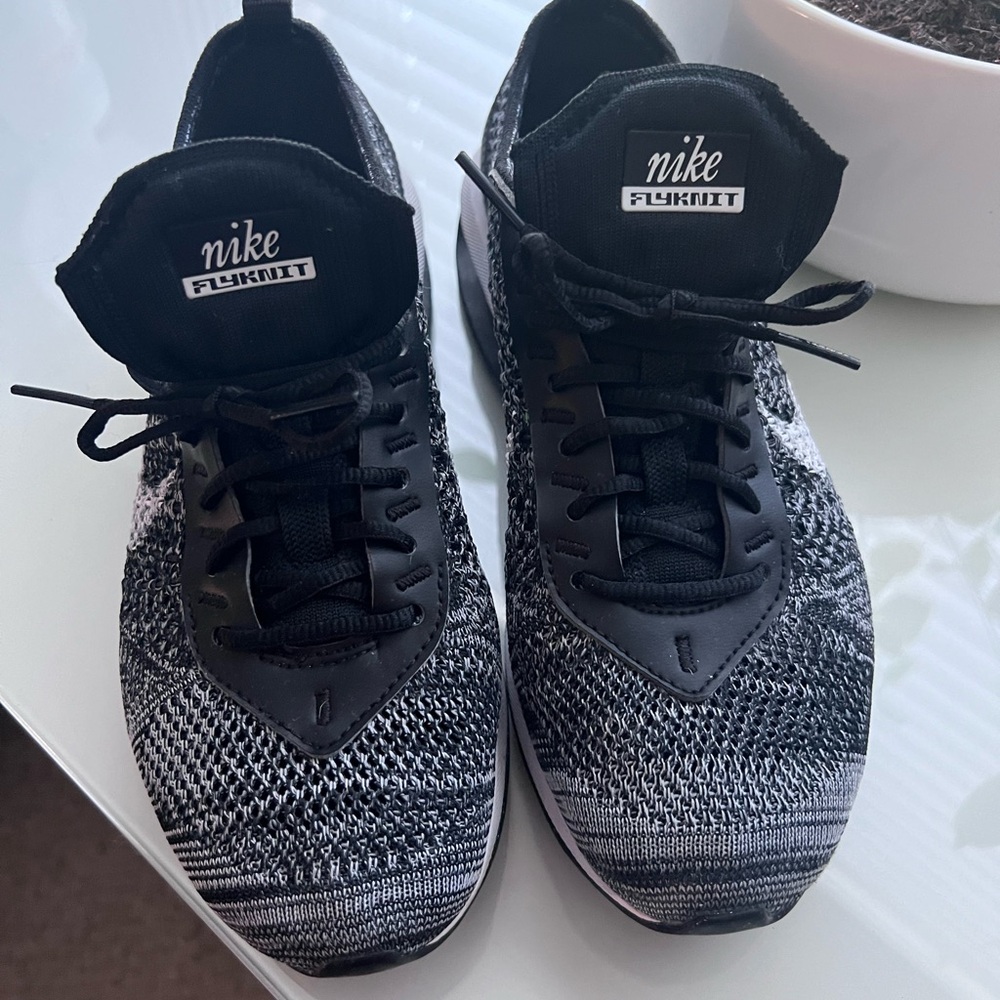 Nike Air Max Flyknit Racer - Picture 2 of 7